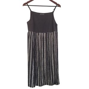 New Bloomingdale's Black & White Sleeveless Pleated Mini Dress Medium